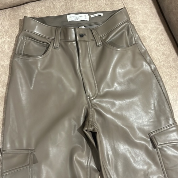 Abercrombie & Fitch Curve Love Vegan Leather Cargo 90s Relaxed Pant - Picture 5 of 8